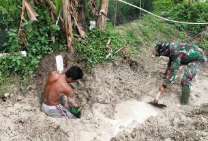 Anggota Satgas TMMD Kodim Bojonegoro Bantu Warga Perbaiki Sumur Bor
