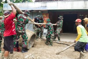 Warga Bersama Satgas TMMD 110 Bojonegoro Gotong Royong Angkat Buis Beton