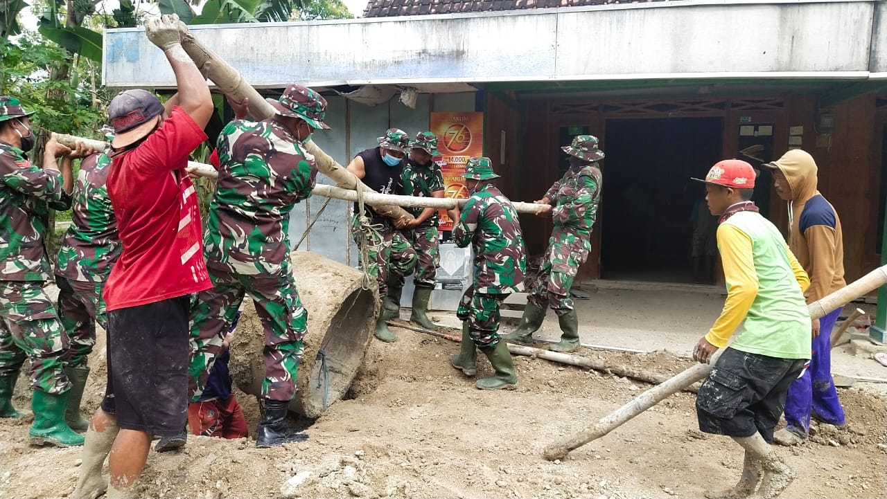 Warga Bersama Satgas TMMD 110 Bojonegoro Gotong Royong Angkat Buis Beton