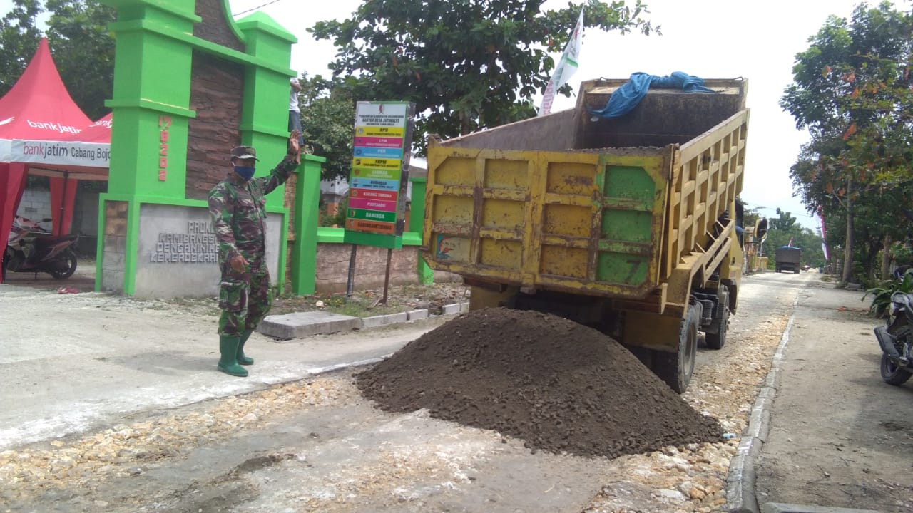 Guna Ketepatan, Distribusi Material Dikawal Satgas TMMD 110 Kodim Bojonegoro