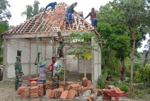 Bareng Masyarakat, Satgas TMMD 110 Kodim Bojonegoro Perbaiki Mushala Nurhuda