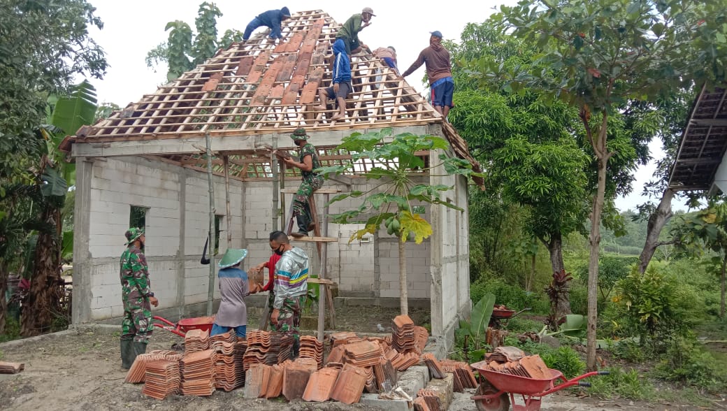 Bareng Masyarakat, Satgas TMMD 110 Kodim Bojonegoro Perbaiki Mushala Nurhuda