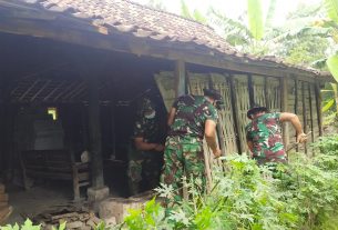 Satgas TMMD Kodim Bojonegoro Bersama Warga Kerjakan RTLH Aladin