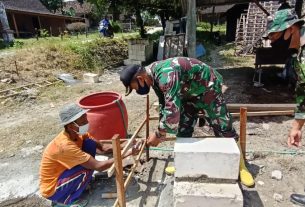 TNI Dan Warga Gotong Royong Bangun Rumah Warga Sasaran TMMD Bojonegoro