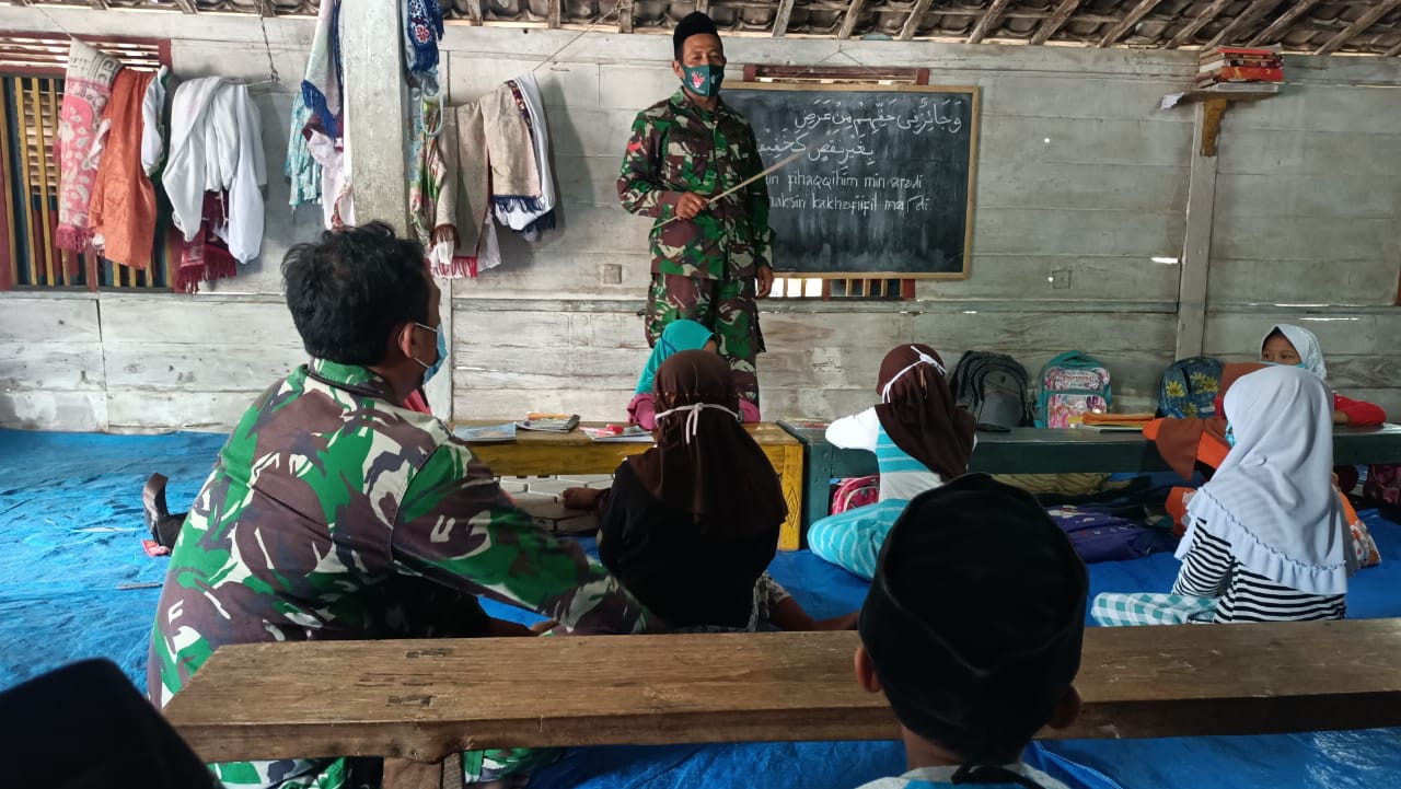 Peduli Pendidikan Agama, Satgas TMMD Kodim Bojonegoro Ngajar Ngaji TPQ Nglambangan
