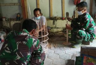 Jalin Keakraban Dengan Warga, Satgas TMMD Kodim Bojonegoro Belajar Membuat Sangkar Burung