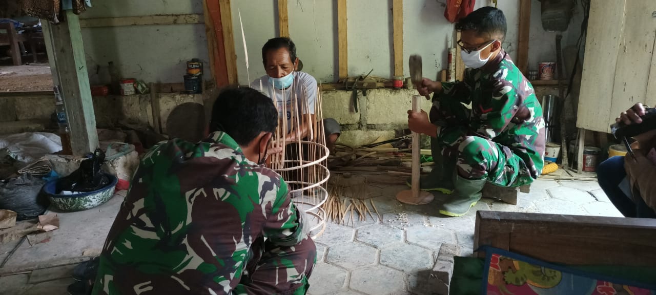 Jalin Keakraban Dengan Warga, Satgas TMMD Kodim Bojonegoro Belajar Membuat Sangkar Burung