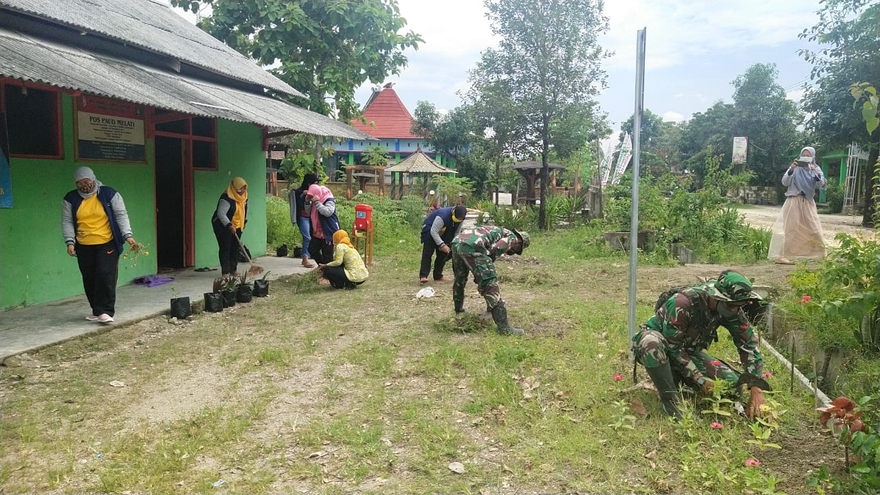 Komsos, Satgas TMMD Kodim Bojonegoro Kerja Bakti Bersihkan Pos Paud Jatimulyo