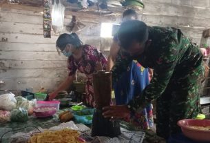 Satgas TMMD Kodim Bojonegoro Praktek Membuat Jamu Tradisional