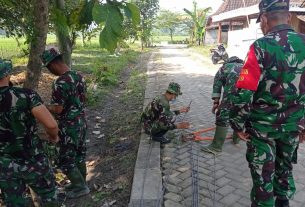 Satgas TMMD Kodim Bojonegoro Potong Besi Untuk Kostruksi Bangunan