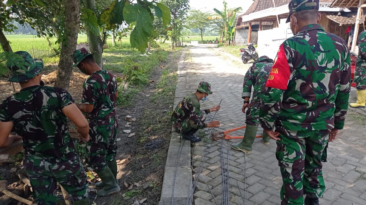 Satgas TMMD Kodim Bojonegoro Potong Besi Untuk Kostruksi Bangunan