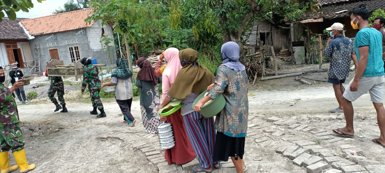 Makan Siang Dari Warga, Bentuk Dukungan Terhadap TMMD 110 Bojonegoro