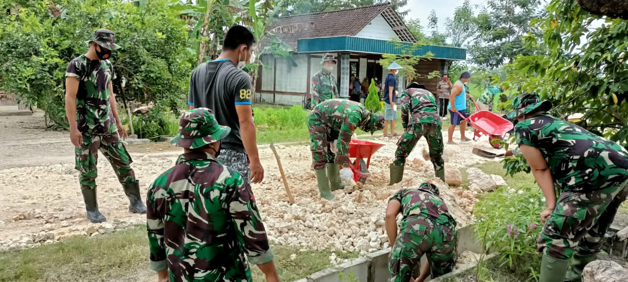 Potensi Jadi Sarang Nyamuk, Satgas TMMD 110 Bojonegoro Bersihkan Saluran Air