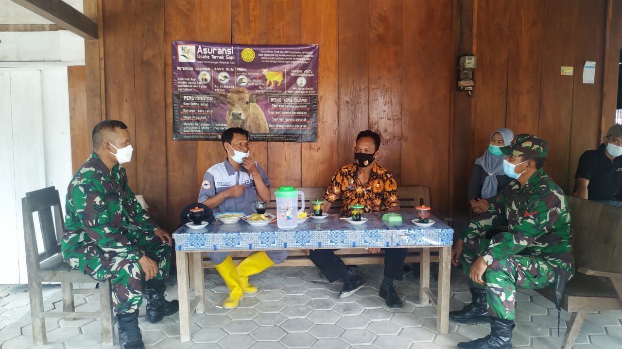 Bersama Dinas Peternakan, Satgas TMMD 110 Bojonegoro Beri Penyuluhan Kesehatan Ternak
