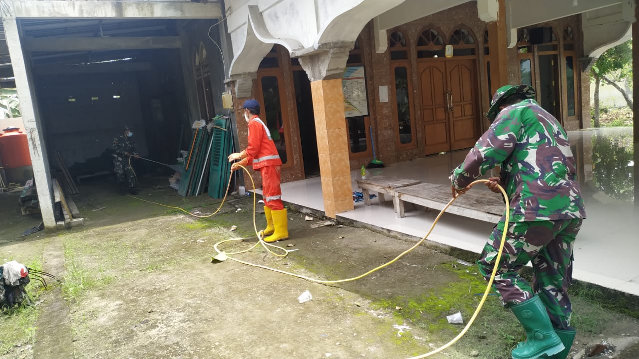 Satgas TMMD Kodim Bojonegoro Lakukan Penyemprotan Disinfektan Dirumah Ibadah