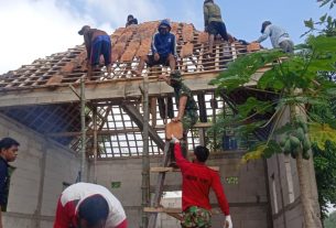 Satgas TMMD Kodim Bojonegoro Gotong Royong Dengan Warga Pasang Genting Gedung SD Jatimulyo