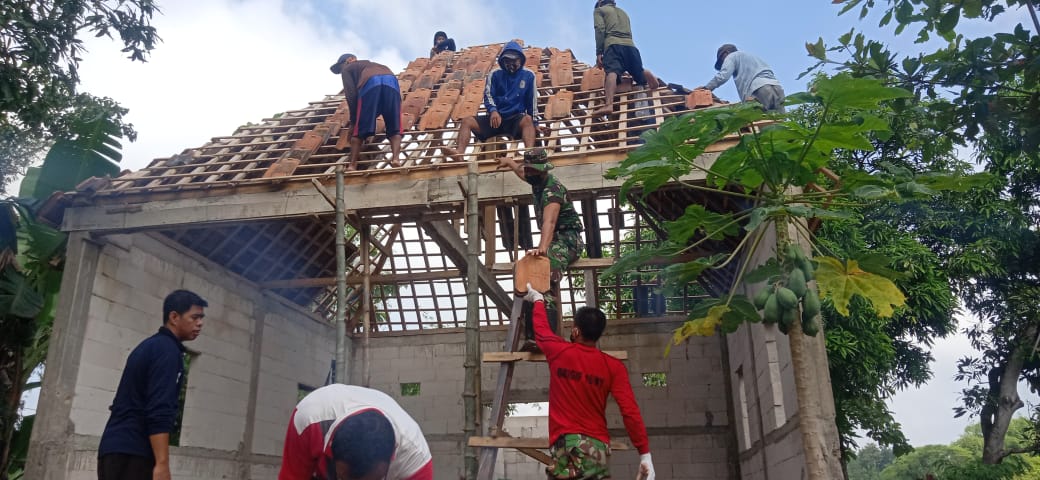 Satgas TMMD Kodim Bojonegoro Gotong Royong Dengan Warga Pasang Genting Gedung SD Jatimulyo