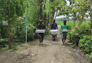 Percepat Pengerjaan, Satgas TMMD Kodim Bojonegoro Manfaatkan Gerobak Dorong Untuk Angkut Material