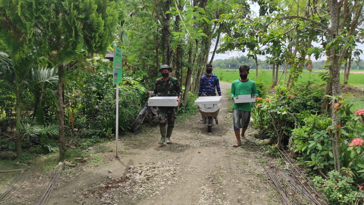 Percepat Pengerjaan, Satgas TMMD Kodim Bojonegoro Manfaatkan Gerobak Dorong Untuk Angkut Material