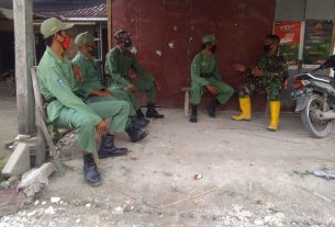 Bangun Sinergitas, Sejumlah Linmas Diskusi Dengan Satgas TMMD 110 Bojonegoro