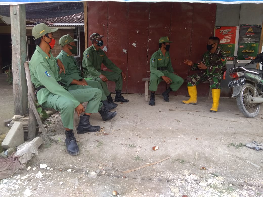 Bangun Sinergitas, Sejumlah Linmas Diskusi Dengan Satgas TMMD 110 Bojonegoro