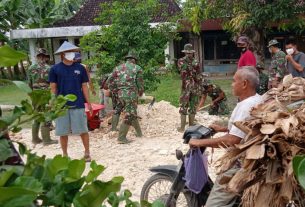 Bersama Warga, Satu Pleton TNI Di Bojonegoro Ratakan Pedel Jalan