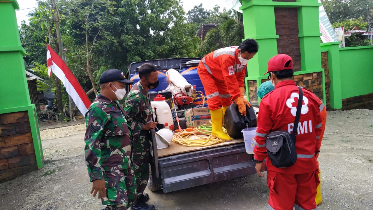 Gandeng PMI Bojonegoro, Satgas TMMD Kodim Bojonegoro Semprot Disinfektan