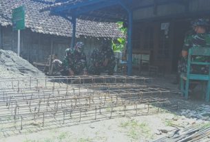 Bersama Warga, Satgas TMMD Kodim Bojonegoro Rangkai Besi