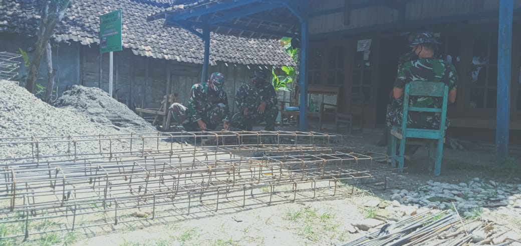 Bersama Warga, Satgas TMMD Kodim Bojonegoro Rangkai Besi