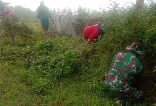 Satgas TMMD Kodim Bojonegoro Di Desa Jatimulyo Bersihkan Embung Desa Bersama Warga
