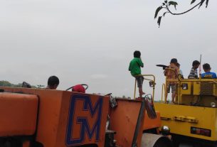 Alat Berat DiLokasi TMMD Kodim Bojonegoro Menjadi Tempat Bermain Baru Anak-Anak