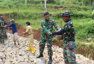 Patik Semangat Prajurit, Dansatgas Tak Segan Bantu Melangsir Batu Di Lokasi TMMD