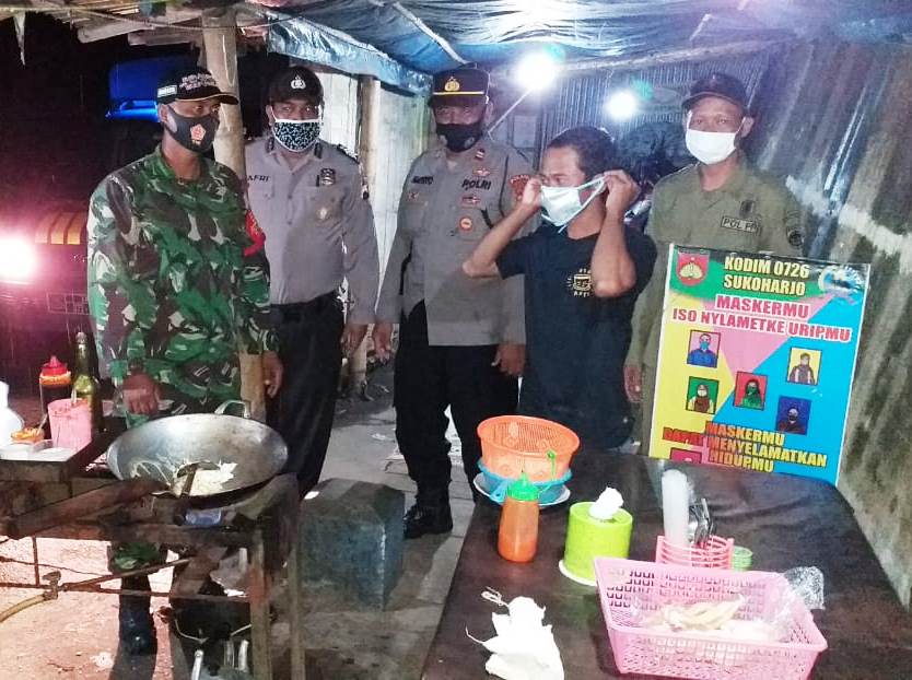 Laksanakan Himbauan 5M Dan Bagi Masker, Koramil 12/Bendosari Bersama Polsek dan Satpol PP Kec. Bendosari Untuk Cegah Covid-19