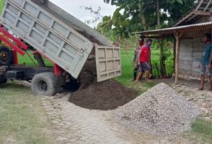 Hilir Mudik Kendaraan Angkut Material, Satgas TMMD Kodim Bojonegoro Kerjakan Sasaran Fisik