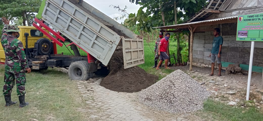 Hilir Mudik Kendaraan Angkut Material, Satgas TMMD Kodim Bojonegoro Kerjakan Sasaran Fisik