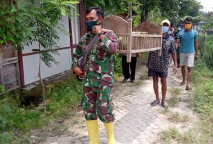 Pakai Jodang, Warga Kirim Makanan Untuk Satgas TMMD Kodim Bojonegoro