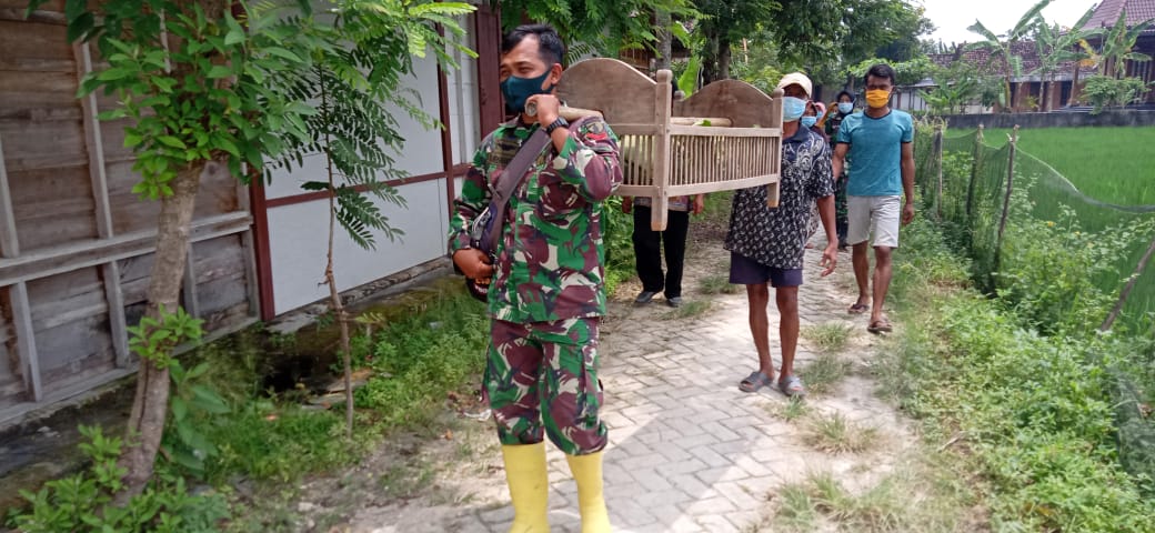 Pakai Jodang, Warga Kirim Makanan Untuk Satgas TMMD Kodim Bojonegoro