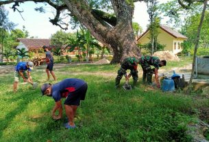 Satgas TMMD Kodim Bojonegoro Bersih Bersih Area Punden