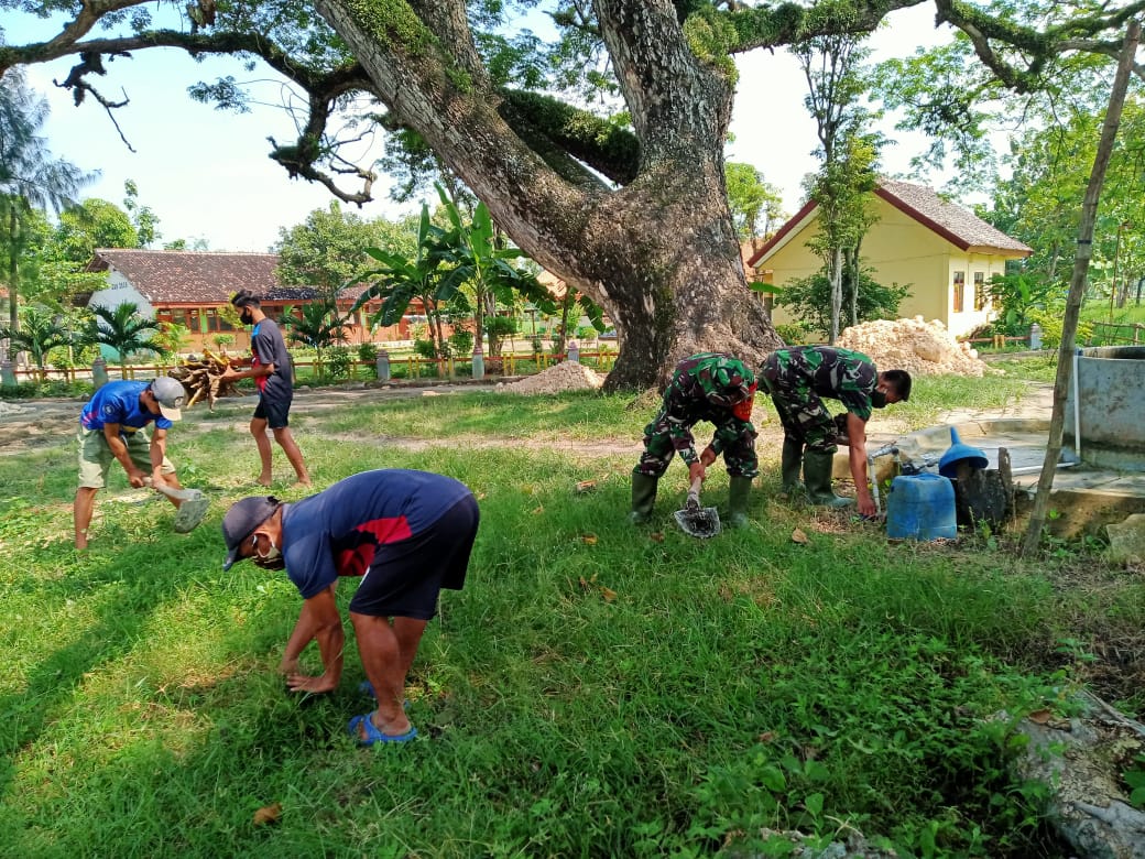 Satgas TMMD Kodim Bojonegoro Bersih Bersih Area Punden