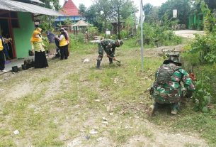 Budaya Kebersihan, Satgas TMMD Kodim Bojonegoro Potong Rumput Pos PAUD