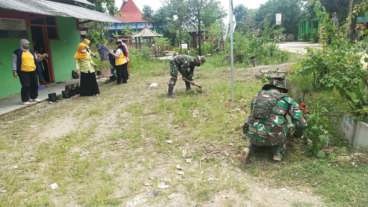 Budaya Kebersihan, Satgas TMMD Kodim Bojonegoro Potong Rumput Pos PAUD