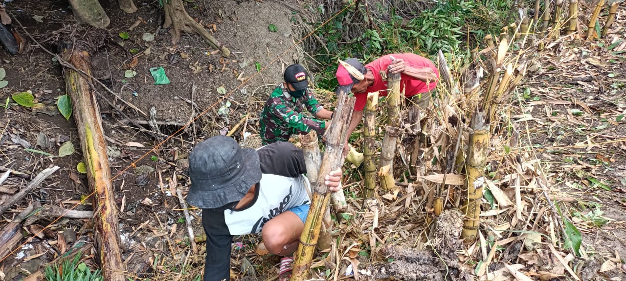 Cegah Banjr, Satgas TMMD Kodim Bojonegoro Bersama Warga Bersih Bersih Sampah Selokan