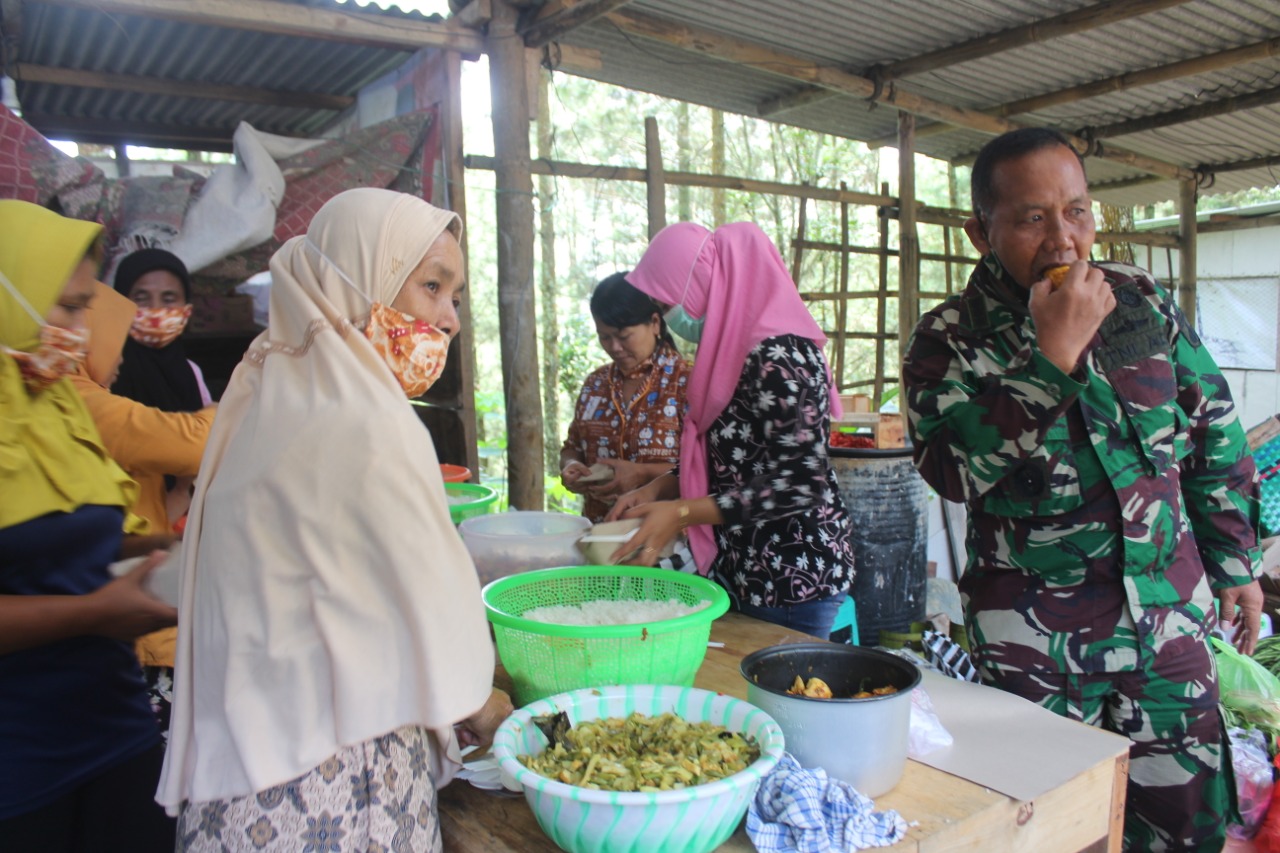 Kunjungi Dapur Lapangan, Kolonel Inf Suprapto Tak Segan Cicipi Menu Makanan Satgas TMMD