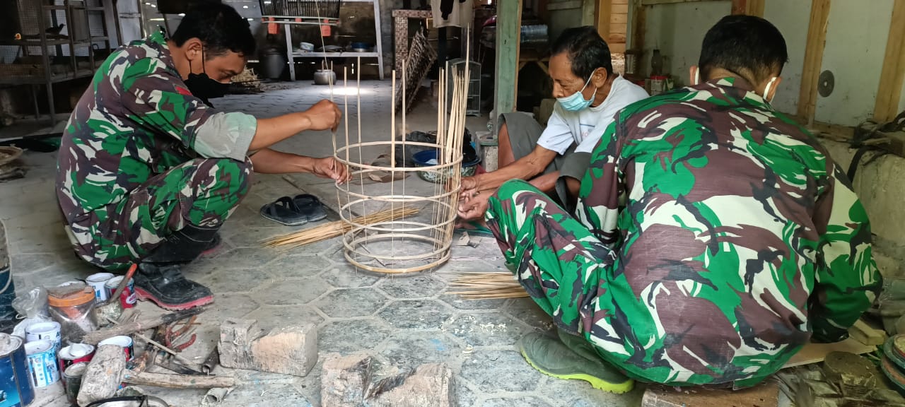 Tekad Kuat, Satgas TMMD Kodim Bojonegoro Bisa Merakit Sangkar Burung