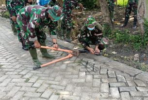 Satgas TMMD Kodim Bojonegoro Potong Besi Cor