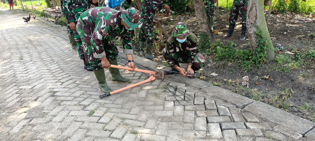 Satgas TMMD Kodim Bojonegoro Potong Besi Cor