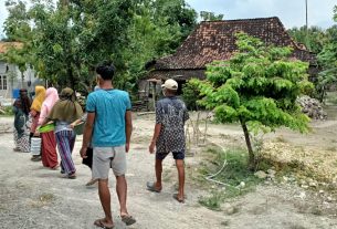 Kompak, Warga Masyarakat Antarkan Makan Untuk Satgas TMMD Kodim Bojonegoro