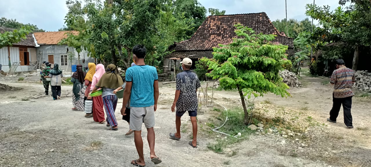 Kompak, Warga Masyarakat Antarkan Makan Untuk Satgas TMMD Kodim Bojonegoro