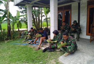 Satgas TMMD Kodim Bojonegoro Bersama Warga Nikmati Makan Nasi Alas Godong Jati