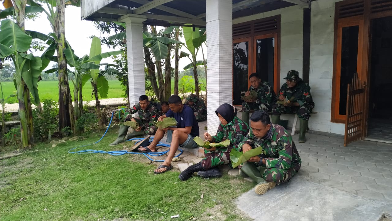 Satgas TMMD Kodim Bojonegoro Bersama Warga Nikmati Makan Nasi Alas Godong Jati